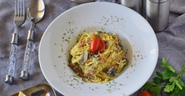 Паста карбонара с беконом и сливками классическая Паста карбонара с беконом и сливками классическая