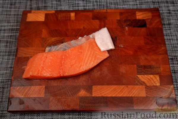 Гирос с красной рыбой и соусом песто Гирос с красной рыбой и соусом песто