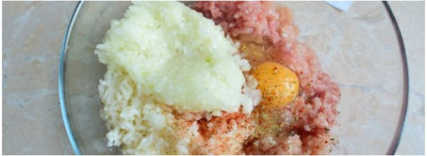 Ежики из фарша с рисом на сковороде с подливкой Ежики из фарша с рисом на сковороде с подливкой