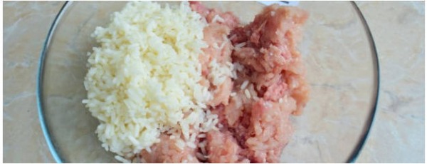 Ежики из фарша с рисом на сковороде с подливкой Ежики из фарша с рисом на сковороде с подливкой