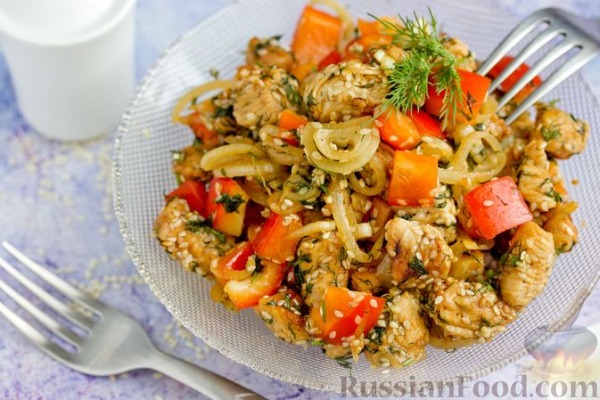 Салат с индейкой, сладким перцем и кунжутом Салат с индейкой, сладким перцем и кунжутом