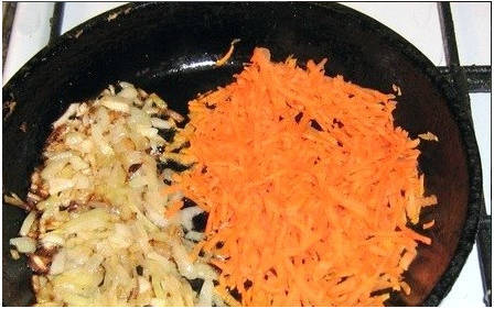 Ежики из фарша с рисом на сковороде с подливкой Ежики из фарша с рисом на сковороде с подливкой