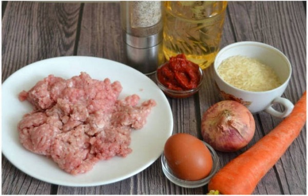 Ежики из фарша с рисом на сковороде с подливкой Ежики из фарша с рисом на сковороде с подливкой
