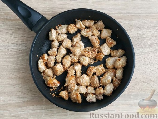 Салат с индейкой, сладким перцем и кунжутом Салат с индейкой, сладким перцем и кунжутом