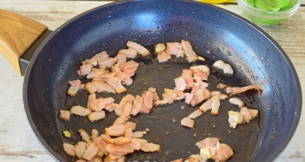 Паста карбонара с беконом и сливками классическая Паста карбонара с беконом и сливками классическая