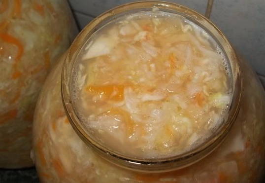 Сочная и хрустящая квашеная капуста — очень простой способ Сочная и хрустящая квашеная капуста — очень простой способ