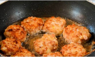 Ежики из фарша с рисом на сковороде с подливкой Ежики из фарша с рисом на сковороде с подливкой