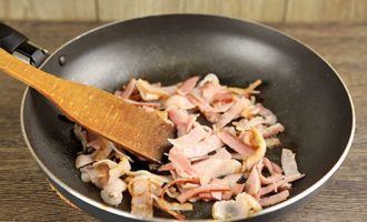 Паста карбонара с беконом и сливками классическая Паста карбонара с беконом и сливками классическая