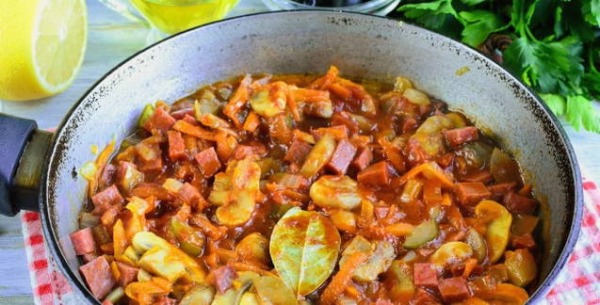 Солянка с колбасой и картошкой классическая Солянка с колбасой и картошкой классическая