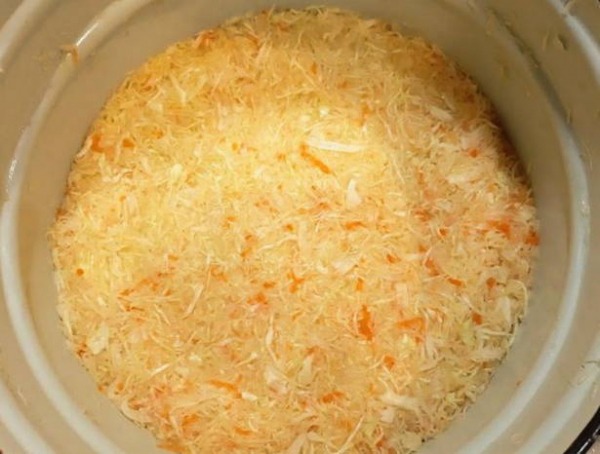 Сочная и хрустящая квашеная капуста — очень простой способ Сочная и хрустящая квашеная капуста — очень простой способ