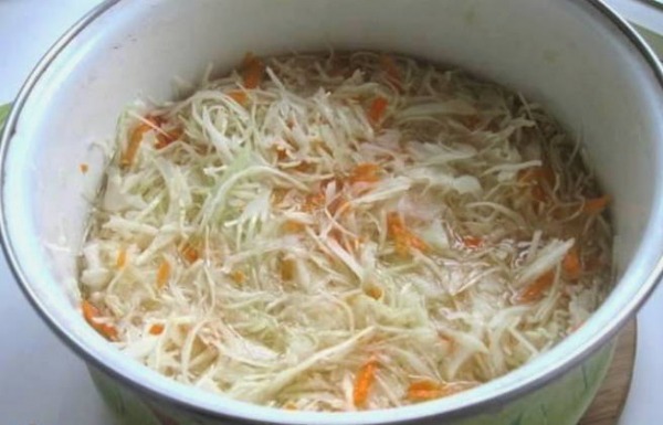 Сочная и хрустящая квашеная капуста — очень простой способ Сочная и хрустящая квашеная капуста — очень простой способ
