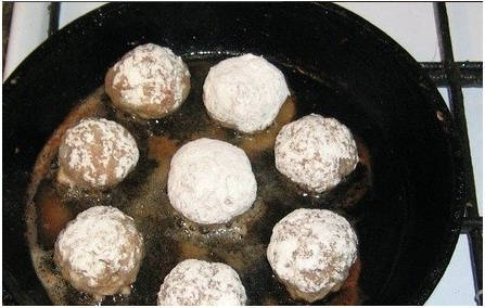 Ежики из фарша с рисом на сковороде с подливкой Ежики из фарша с рисом на сковороде с подливкой
