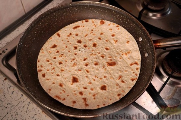 Гирос с красной рыбой и соусом песто Гирос с красной рыбой и соусом песто