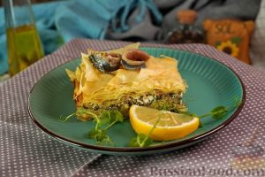 Пирог из теста фило, анчоусов, шпината и феты (пита ме гавро)