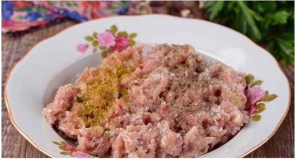 Ежики из фарша с рисом на сковороде с подливкой Ежики из фарша с рисом на сковороде с подливкой