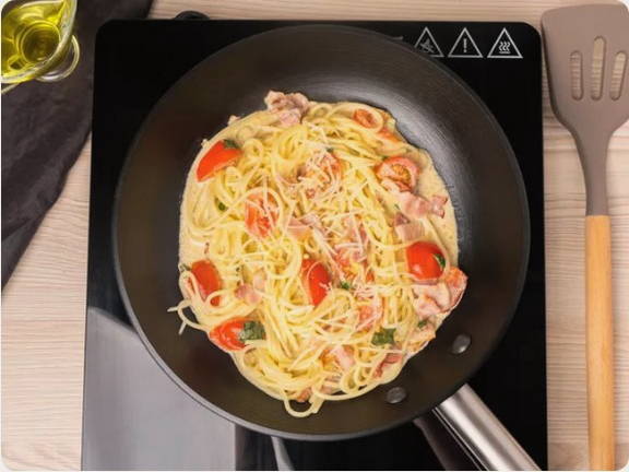 Паста карбонара с беконом и сливками классическая Паста карбонара с беконом и сливками классическая