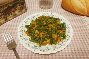 Стручковая фасоль с овощами