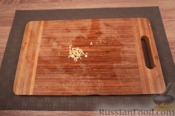 Пирог из теста фило, анчоусов, шпината и феты (пита ме гавро)