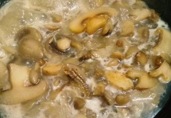 Жареные шампиньоны с луком на сковороде Жареные шампиньоны с луком на сковороде