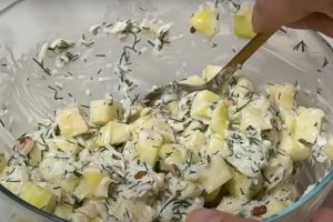 Шеф-повар поделился рецептом: кабачки без жарки, а вкус – как в дорогом ресторане. Салат удивляет даже гурманов