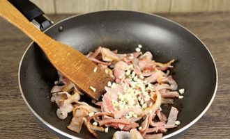 Паста карбонара с беконом и сливками классическая Паста карбонара с беконом и сливками классическая