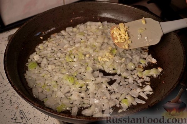 Пирог из теста фило, анчоусов, шпината и феты (пита ме гавро)