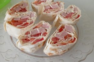 Рецепт: Закусочные рулетики из лаваша — Со свежими помидорами, сыром и колбасой