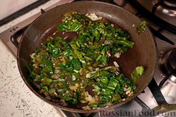 Пирог из теста фило, анчоусов, шпината и феты (пита ме гавро)