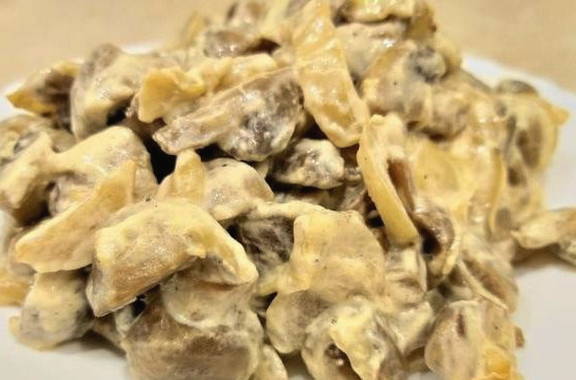 Жареные шампиньоны с луком на сковороде Жареные шампиньоны с луком на сковороде