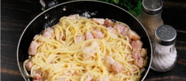 Паста карбонара с беконом и сливками классическая Паста карбонара с беконом и сливками классическая