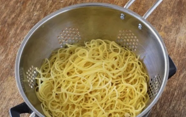 Паста карбонара с беконом и сливками классическая Паста карбонара с беконом и сливками классическая