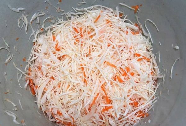 Сочная и хрустящая квашеная капуста — очень простой способ Сочная и хрустящая квашеная капуста — очень простой способ