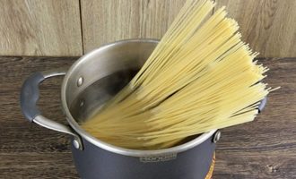 Паста карбонара с беконом и сливками классическая Паста карбонара с беконом и сливками классическая