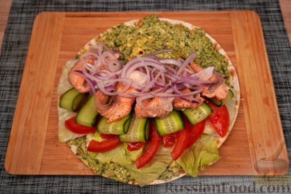 Гирос с красной рыбой и соусом песто Гирос с красной рыбой и соусом песто