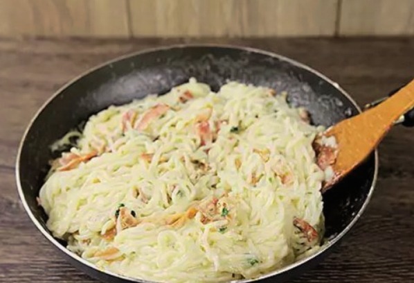 Паста карбонара с беконом и сливками классическая Паста карбонара с беконом и сливками классическая
