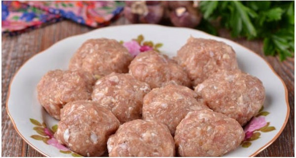 Ежики из фарша с рисом на сковороде с подливкой Ежики из фарша с рисом на сковороде с подливкой