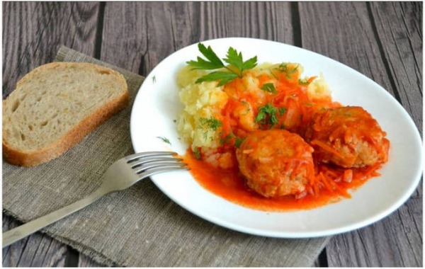 Ежики из фарша с рисом на сковороде с подливкой Ежики из фарша с рисом на сковороде с подливкой
