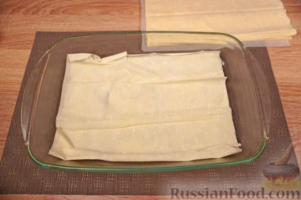 Пирог из теста фило, анчоусов, шпината и феты (пита ме гавро)