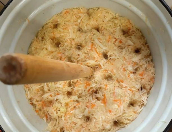 Сочная и хрустящая квашеная капуста — очень простой способ Сочная и хрустящая квашеная капуста — очень простой способ