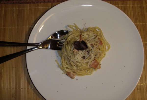 Паста карбонара с беконом и сливками классическая Паста карбонара с беконом и сливками классическая