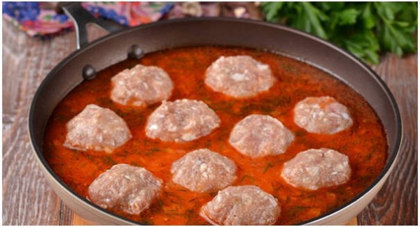 Ежики из фарша с рисом на сковороде с подливкой Ежики из фарша с рисом на сковороде с подливкой