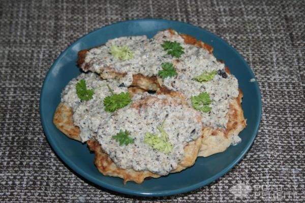 Рецепт: Капустные оладьи - под сливочно-грибным соусом