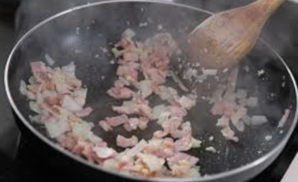 Паста карбонара с беконом и сливками классическая Паста карбонара с беконом и сливками классическая