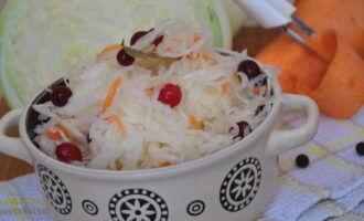Сочная и хрустящая квашеная капуста — очень простой способ Сочная и хрустящая квашеная капуста — очень простой способ