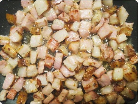 Паста карбонара с беконом и сливками классическая Паста карбонара с беконом и сливками классическая