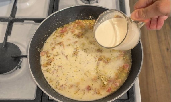 Паста карбонара с беконом и сливками классическая Паста карбонара с беконом и сливками классическая