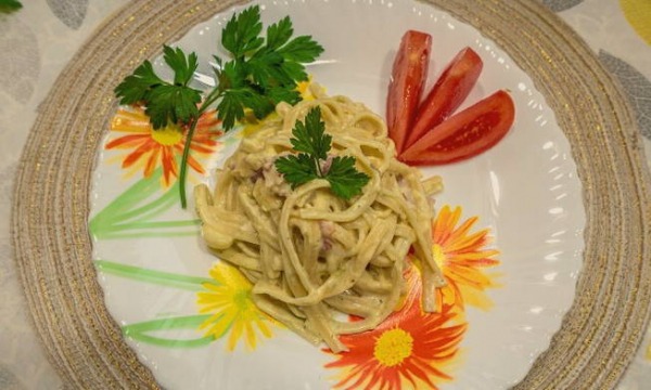 Паста карбонара с беконом и сливками классическая Паста карбонара с беконом и сливками классическая