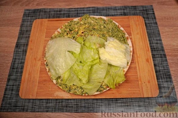 Гирос с красной рыбой и соусом песто Гирос с красной рыбой и соусом песто