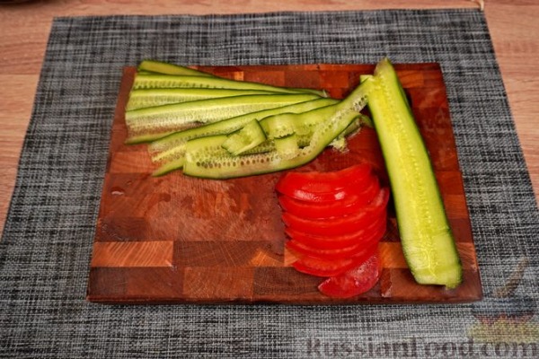 Гирос с красной рыбой и соусом песто Гирос с красной рыбой и соусом песто