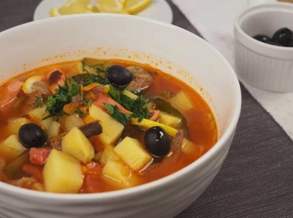 Солянка с колбасой и картошкой классическая Солянка с колбасой и картошкой классическая